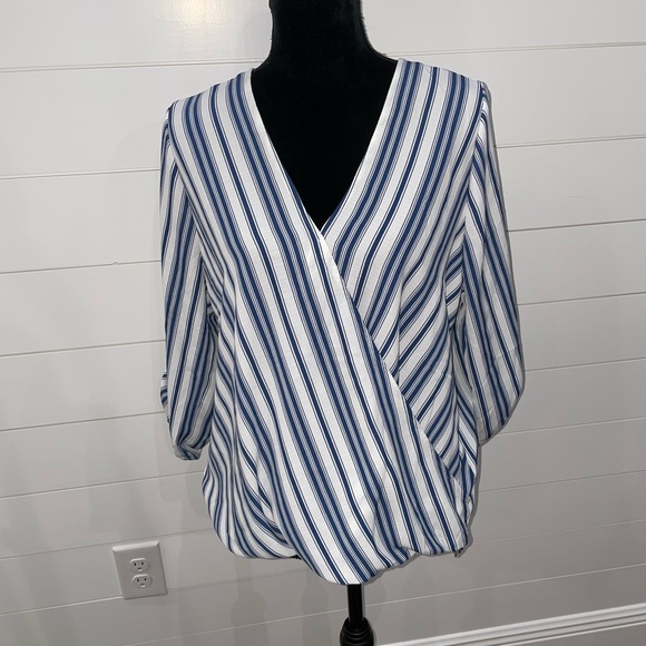 *NOT NWT* West Kei Allan Surplice Rolltab Blouse Womens Large - Picture 3 of 4